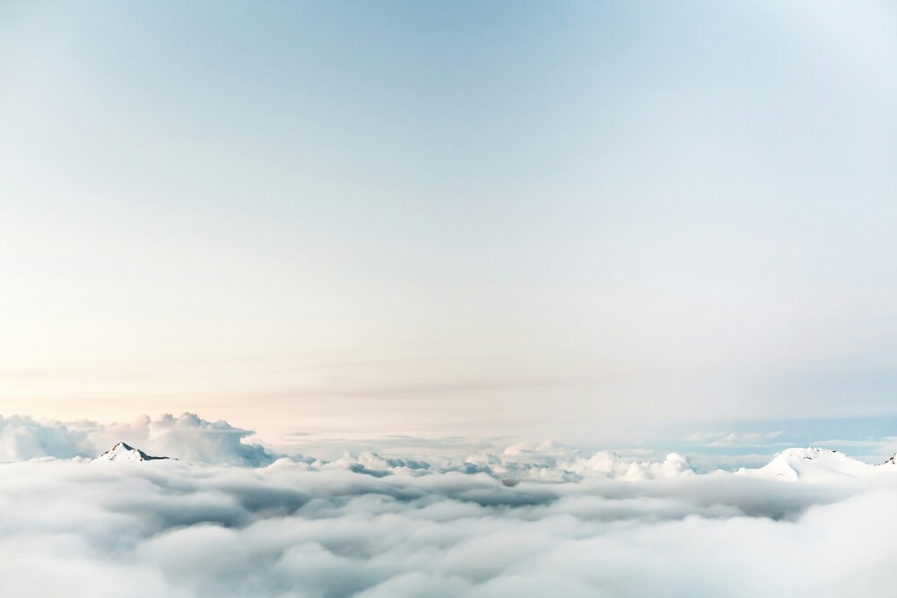 Photo de ciel calme, avec cime des montagnes enneigés